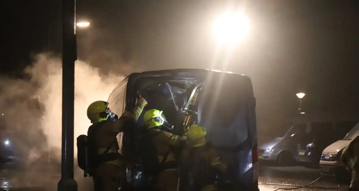 Bestelbus zwaar beschadigd door brand, politie onderzoekt brandstichting - Foto 8