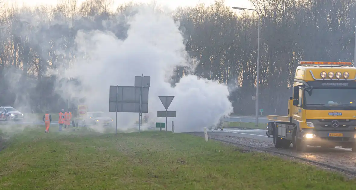 Auto vliegt onderweg in brand