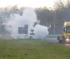 Auto vliegt onderweg in brand