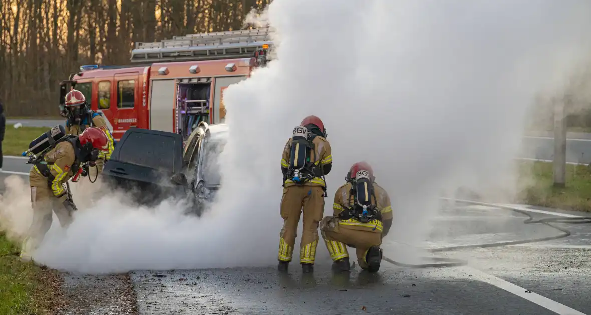 Auto vliegt onderweg in brand - Foto 1