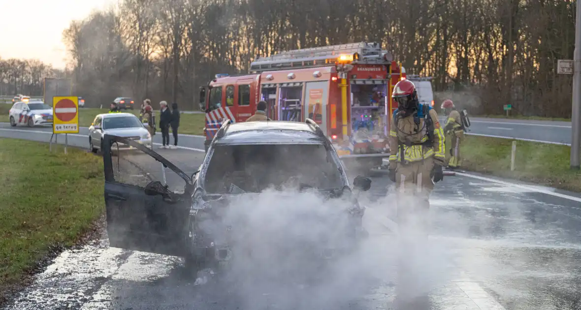 Auto vliegt onderweg in brand - Foto 10