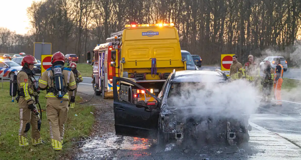 Auto vliegt onderweg in brand - Foto 11