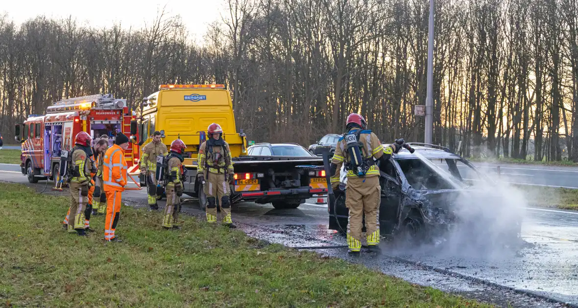 Auto vliegt onderweg in brand - Foto 12