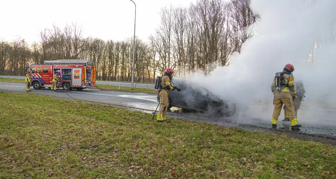 Auto vliegt onderweg in brand - Foto 2