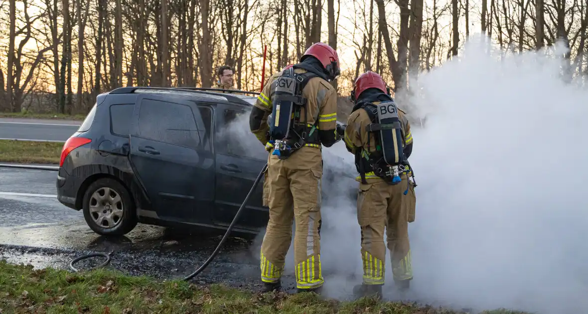 Auto vliegt onderweg in brand - Foto 3