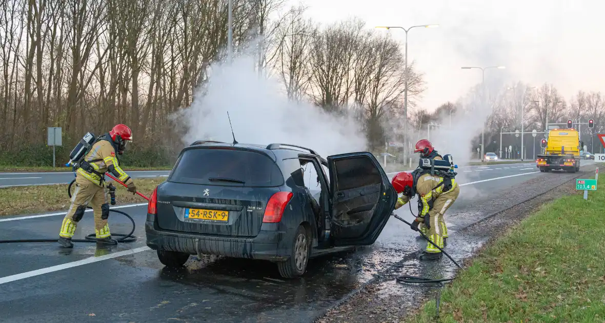 Auto vliegt onderweg in brand - Foto 4