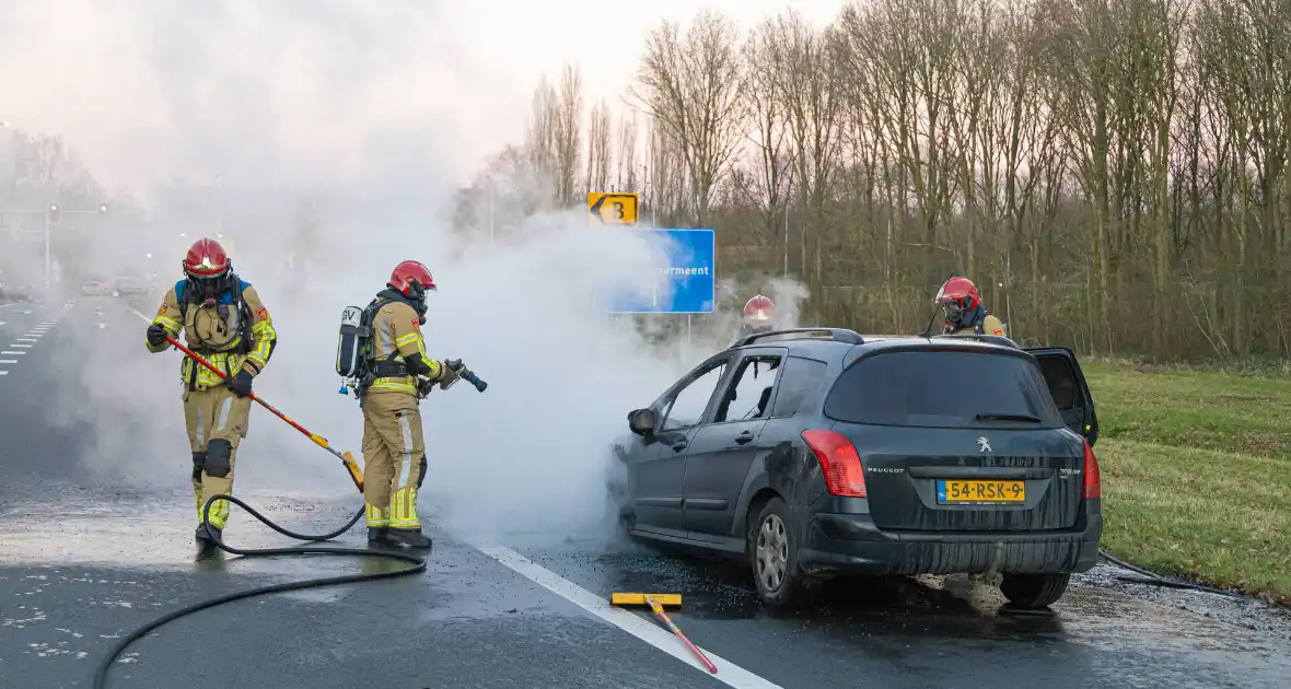 Auto vliegt onderweg in brand - Foto 5