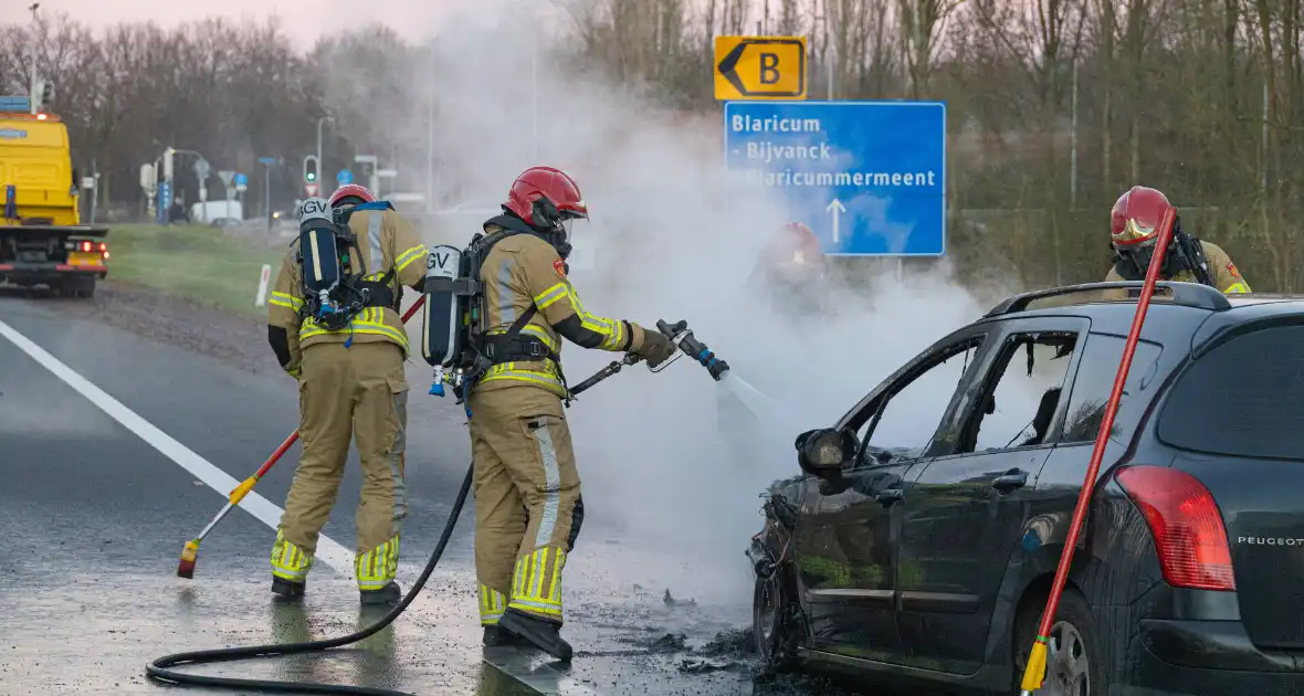 Auto vliegt onderweg in brand - Foto 6