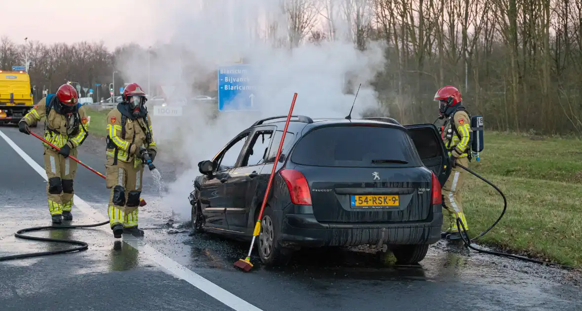 Auto vliegt onderweg in brand - Foto 7