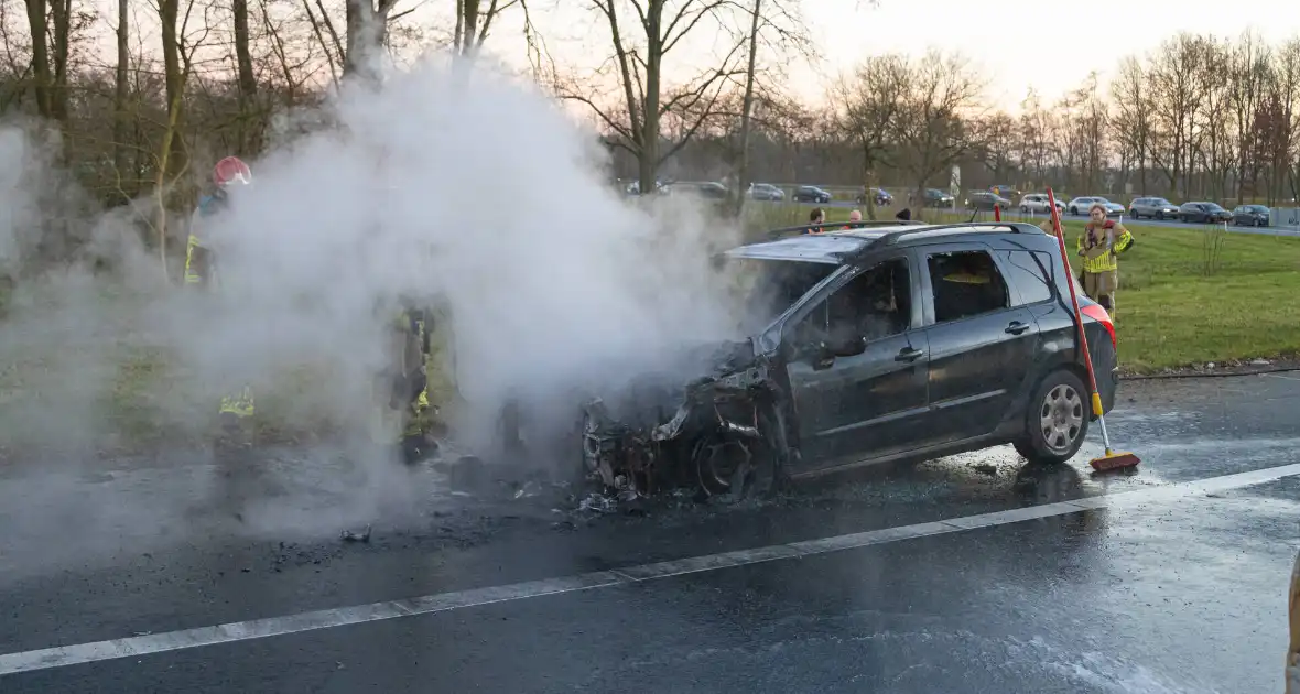 Auto vliegt onderweg in brand - Foto 8