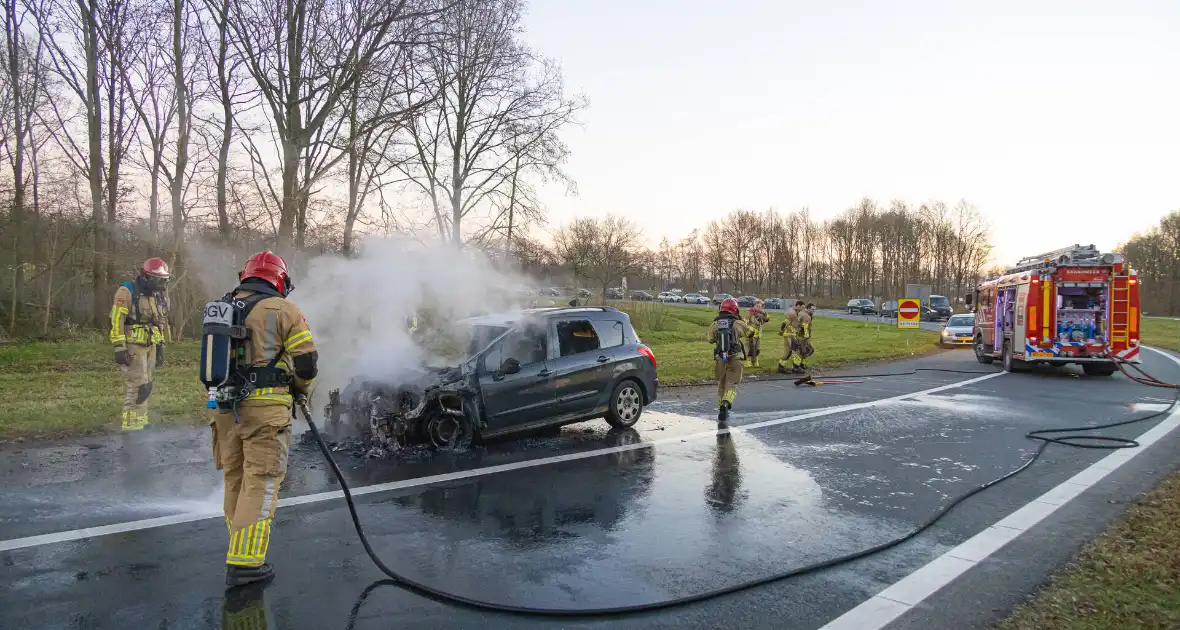 Auto vliegt onderweg in brand - Foto 9