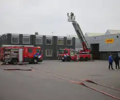 Brandweer blust brand in DHL pand