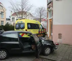 Auto knalt tegen woning na aanrijding