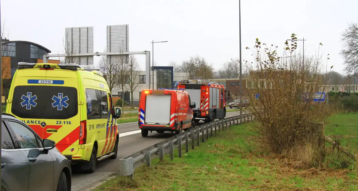 Afslaande vrachtwagen ziet personenauto over het hoofd