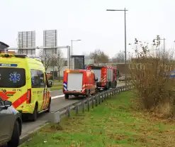 Afslaande vrachtwagen ziet personenauto over het hoofd