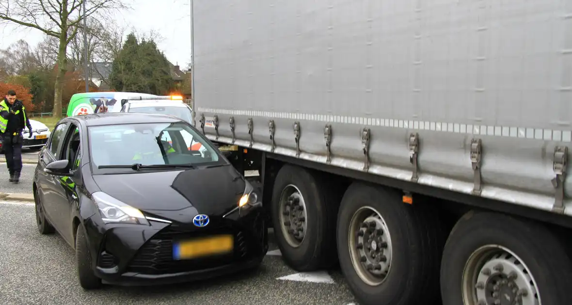 Afslaande vrachtwagen ziet personenauto over het hoofd - Foto 1