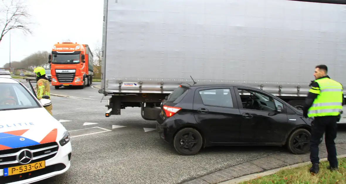 Afslaande vrachtwagen ziet personenauto over het hoofd - Foto 10