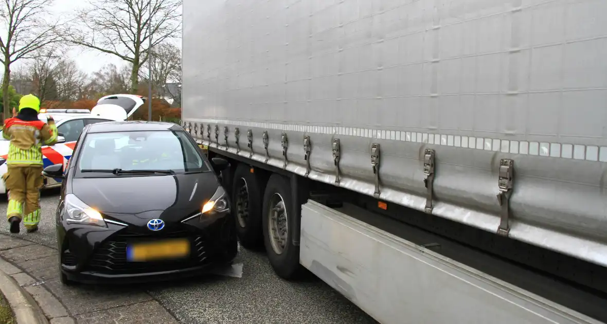 Afslaande vrachtwagen ziet personenauto over het hoofd - Foto 11