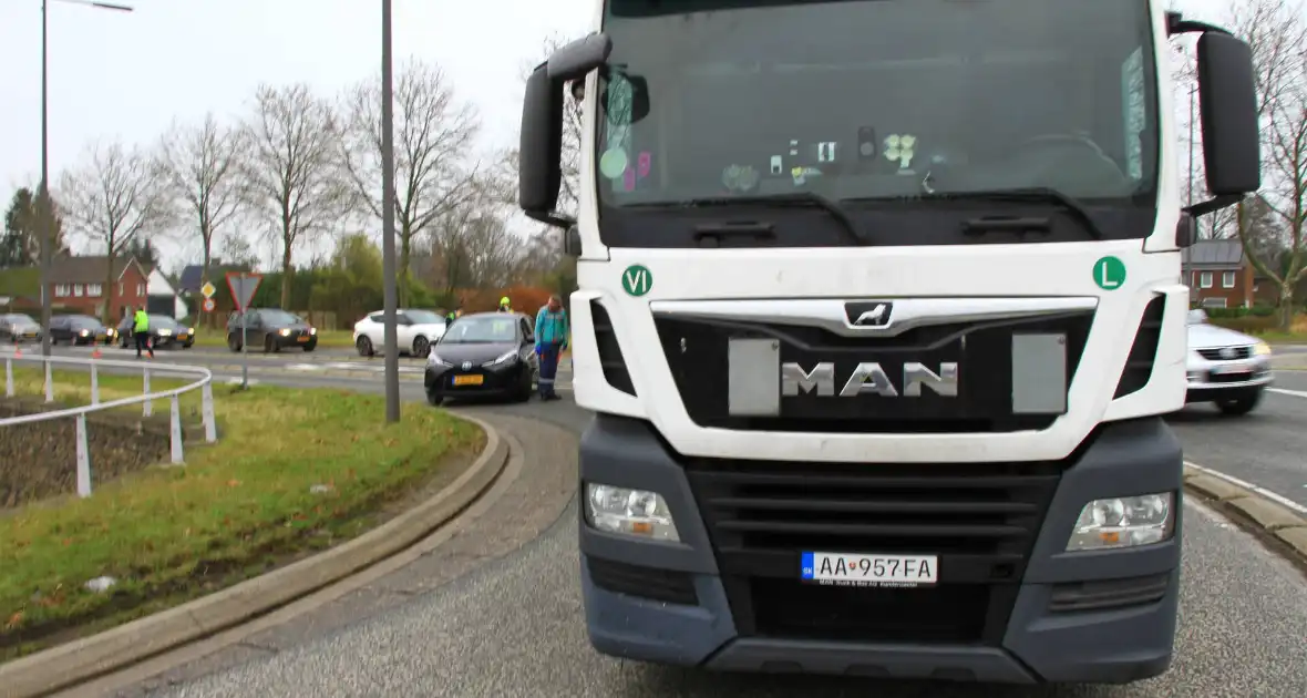 Afslaande vrachtwagen ziet personenauto over het hoofd - Foto 2