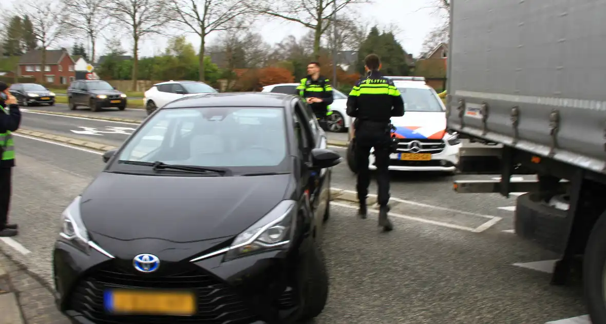 Afslaande vrachtwagen ziet personenauto over het hoofd - Foto 3