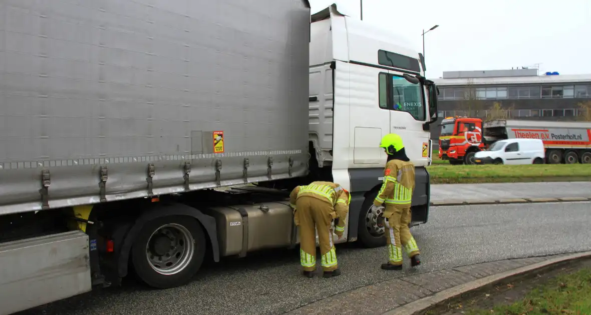 Afslaande vrachtwagen ziet personenauto over het hoofd - Foto 4