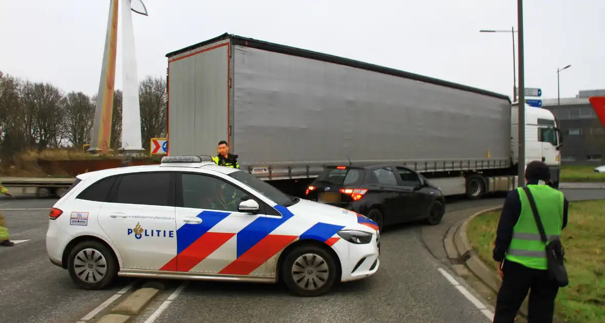 Afslaande vrachtwagen ziet personenauto over het hoofd - Foto 5