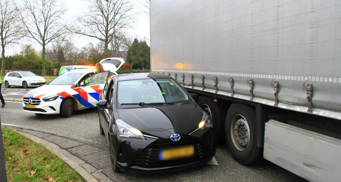 Afslaande vrachtwagen ziet personenauto over het hoofd - Foto 6