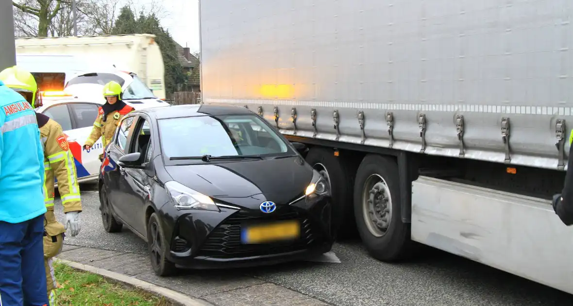 Afslaande vrachtwagen ziet personenauto over het hoofd - Foto 7