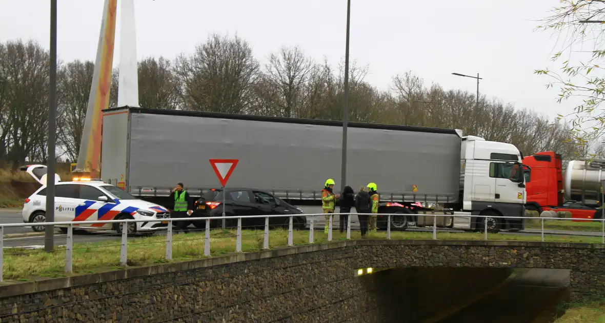 Afslaande vrachtwagen ziet personenauto over het hoofd - Foto 8