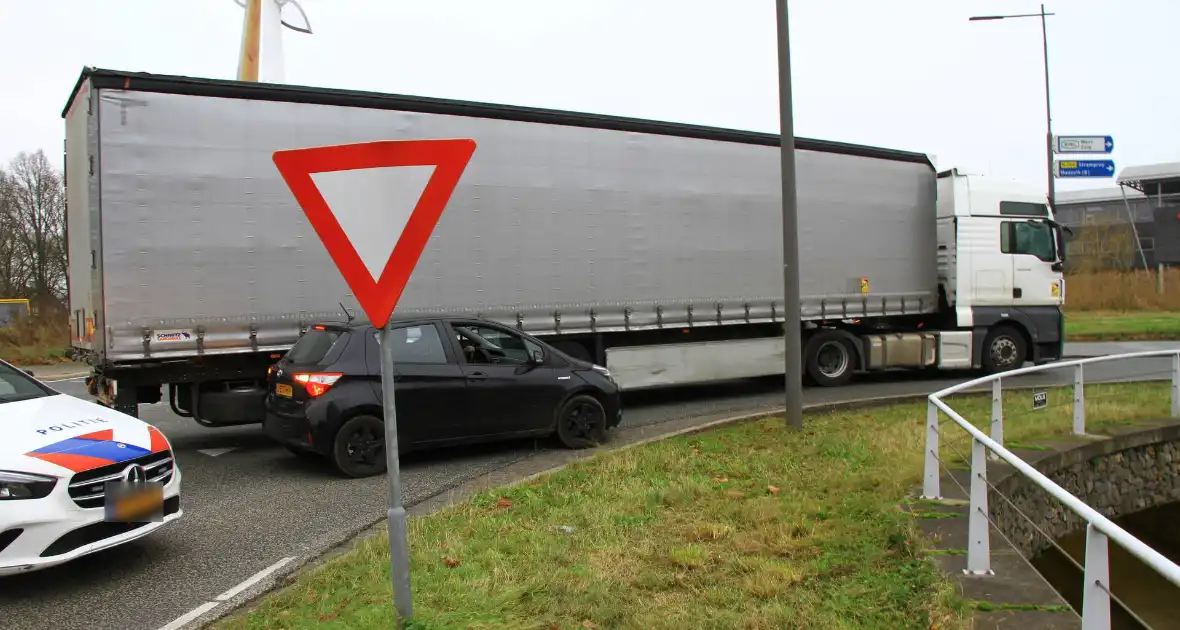 Afslaande vrachtwagen ziet personenauto over het hoofd - Foto 9