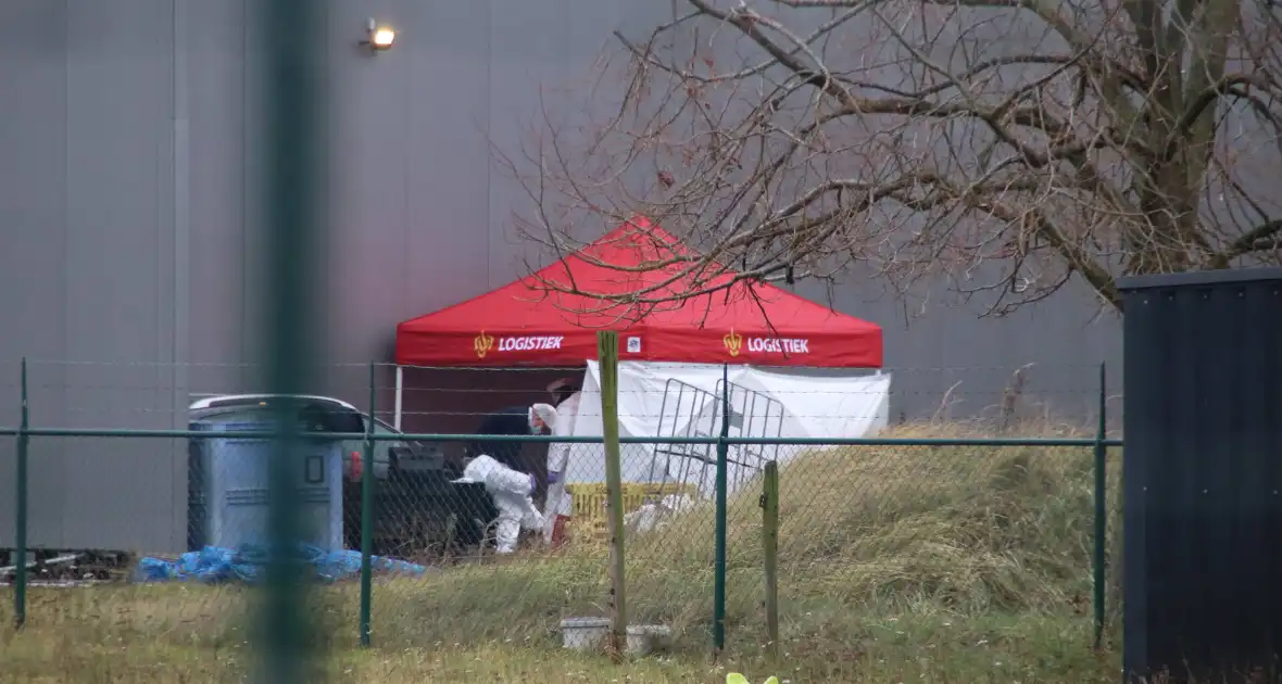 Groot politie onderzoek bij werkadres vermiste man - Foto 18