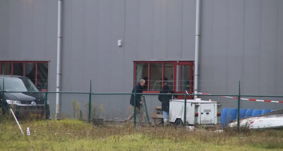 Groot politie onderzoek bij werkadres vermiste man - Foto 21