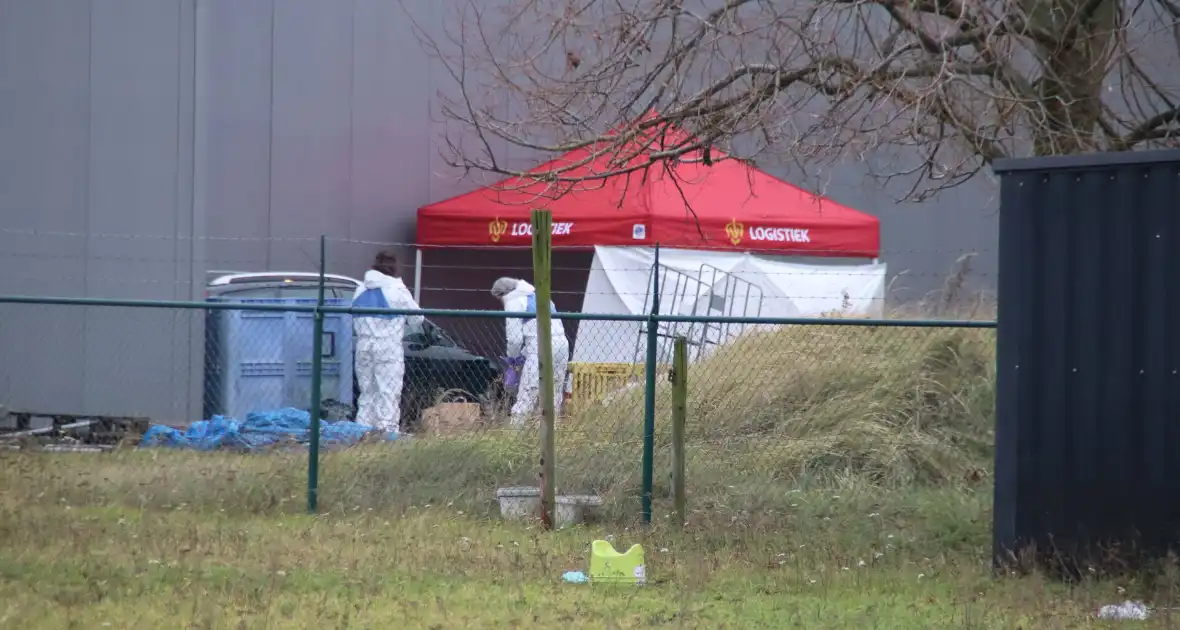 Groot politie onderzoek bij werkadres vermiste man - Foto 23