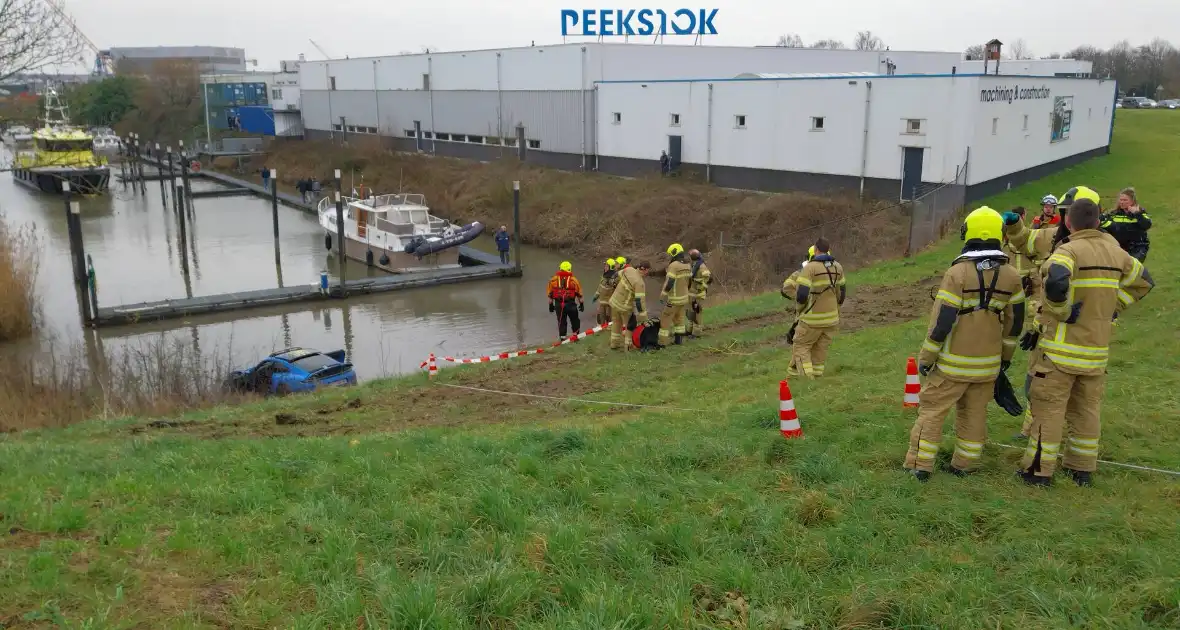 Voertuig te water veel hulpdiensten ingezet