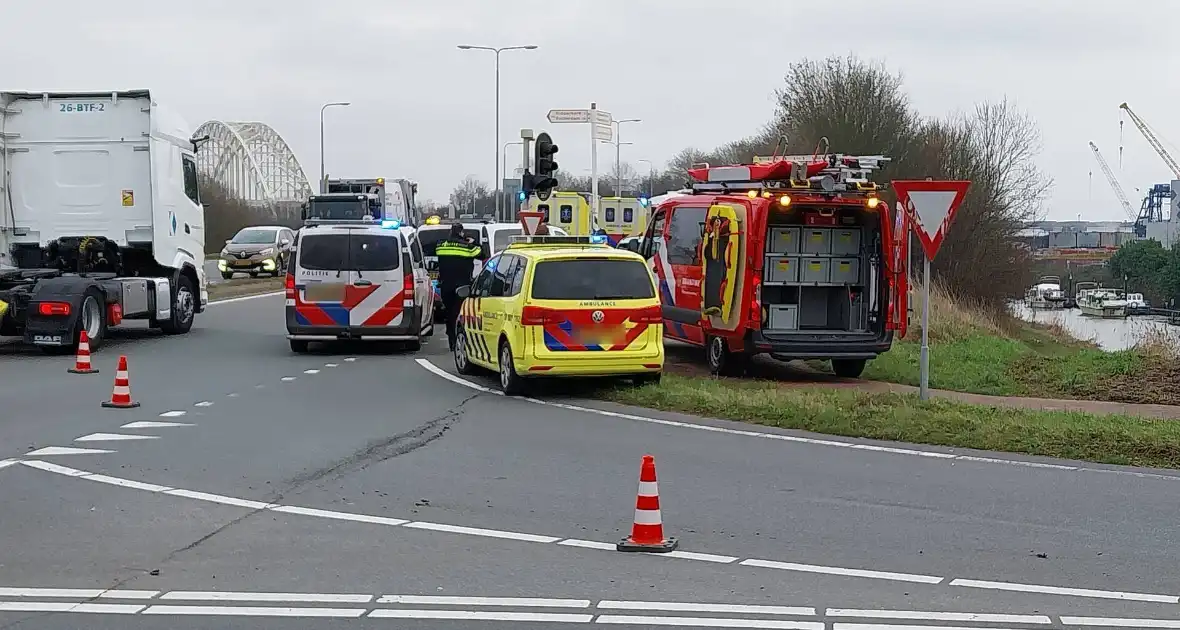 Voertuig te water veel hulpdiensten ingezet - Foto 1