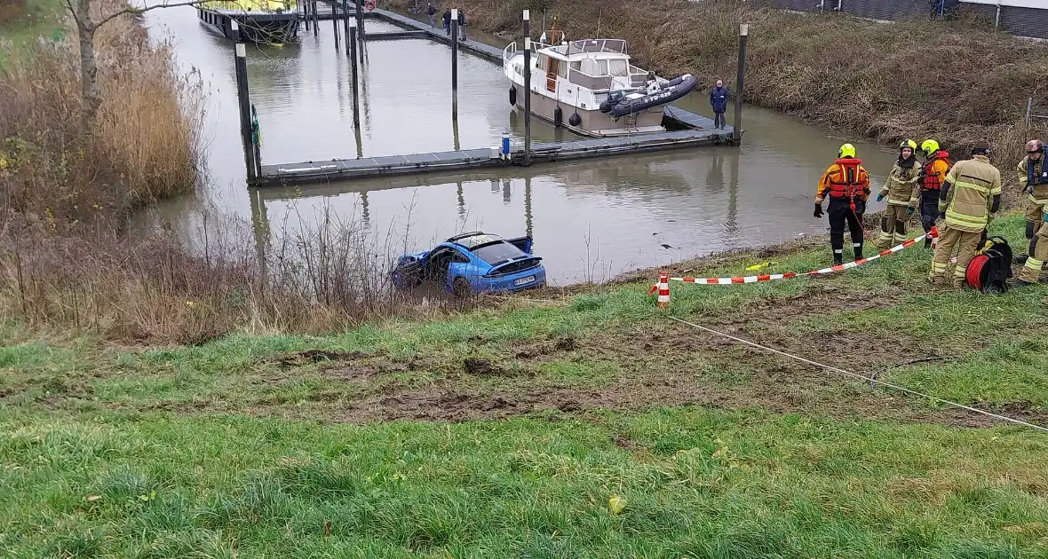 Voertuig te water veel hulpdiensten ingezet - Foto 4