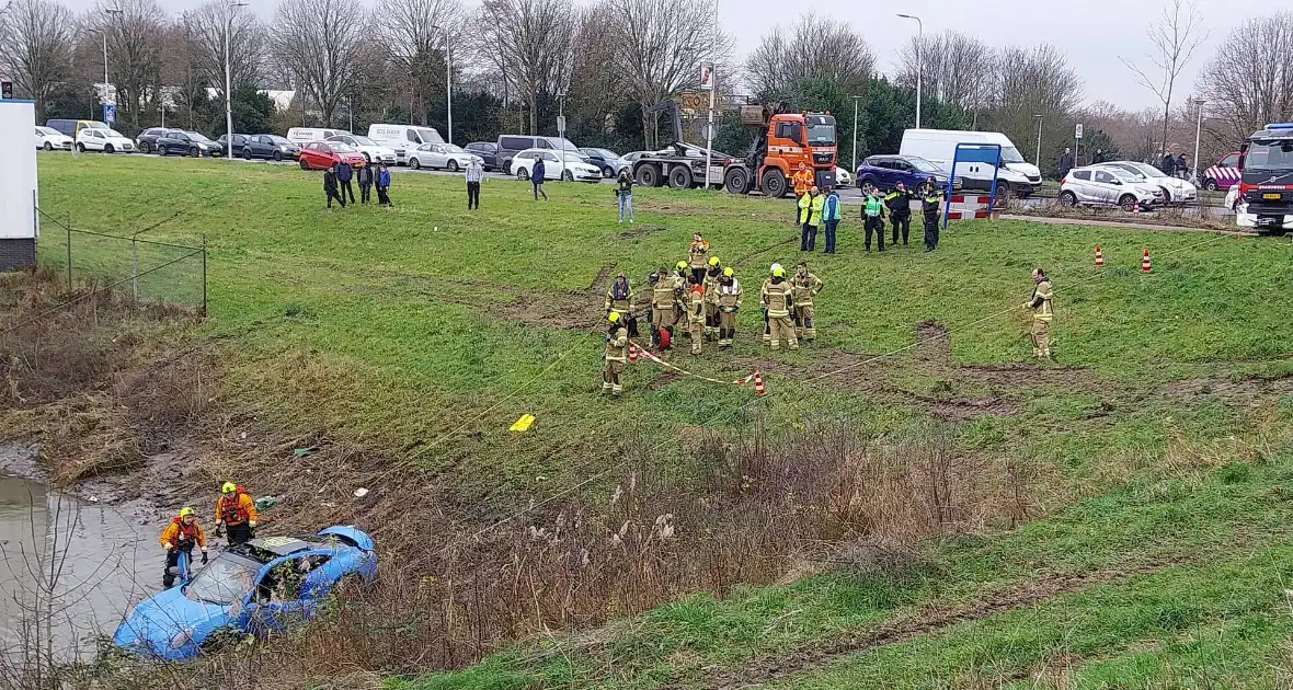 Voertuig te water veel hulpdiensten ingezet - Foto 6