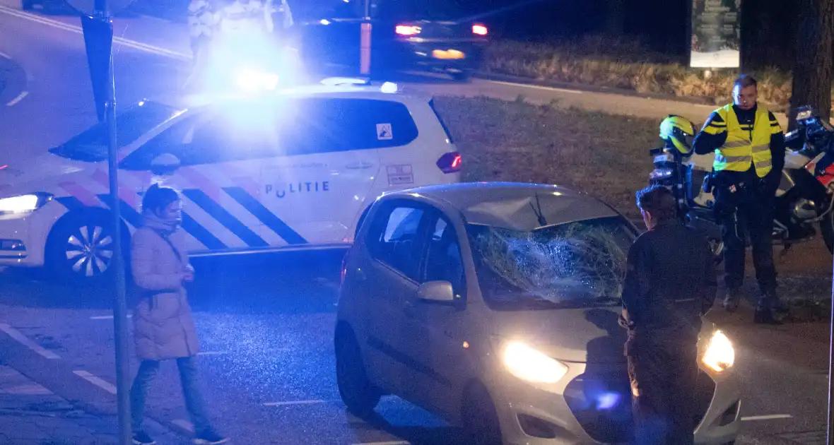 Fietser zwaargewond bij botsing met personenauto