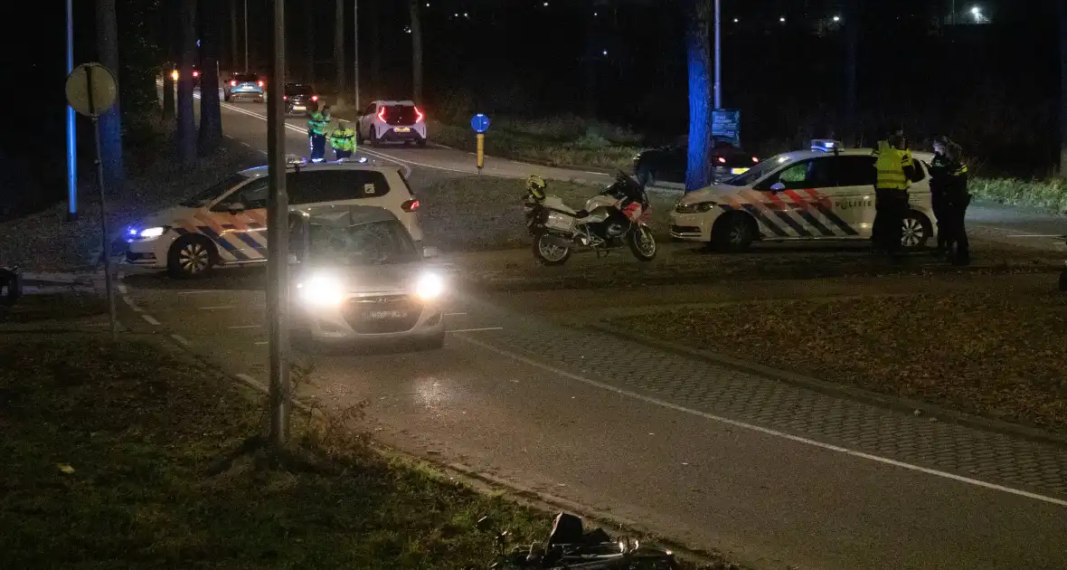 Fietser zwaargewond bij botsing met personenauto - Foto 1