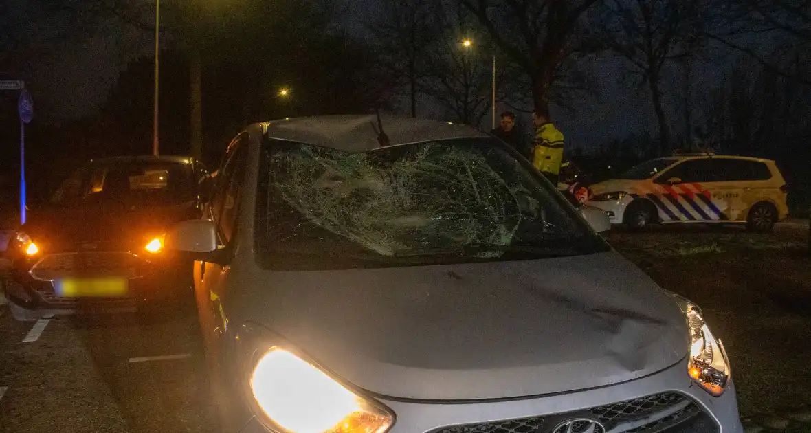 Fietser zwaargewond bij botsing met personenauto - Foto 2