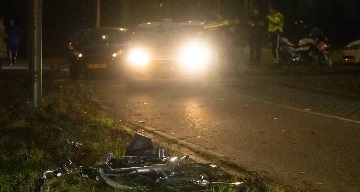 Fietser zwaargewond bij botsing met personenauto - Foto 3