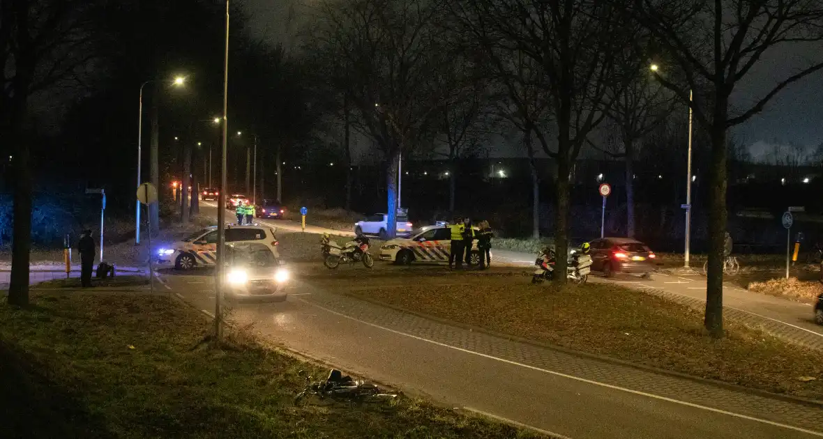 Fietser zwaargewond bij botsing met personenauto - Foto 7