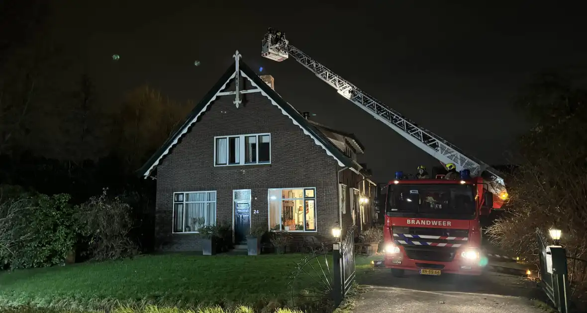 Brandweer veegt schoorsteen na schoorsteenbrand