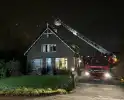 Brandweer veegt schoorsteen na schoorsteenbrand