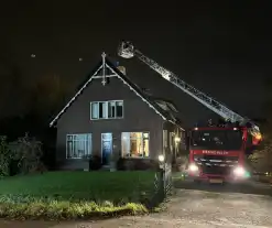 Brandweer veegt schoorsteen na schoorsteenbrand