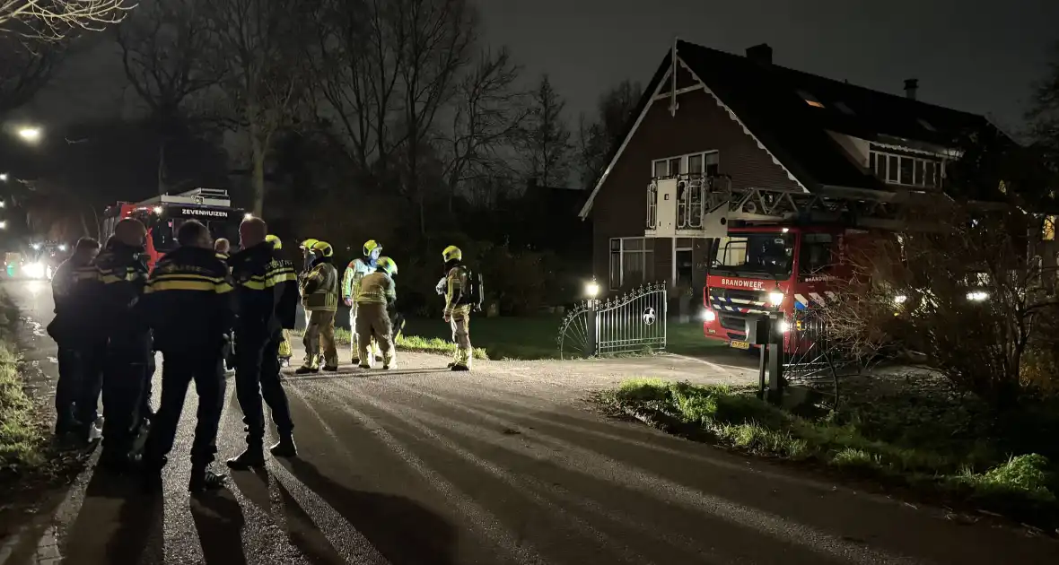 Brandweer veegt schoorsteen na schoorsteenbrand - Foto 1