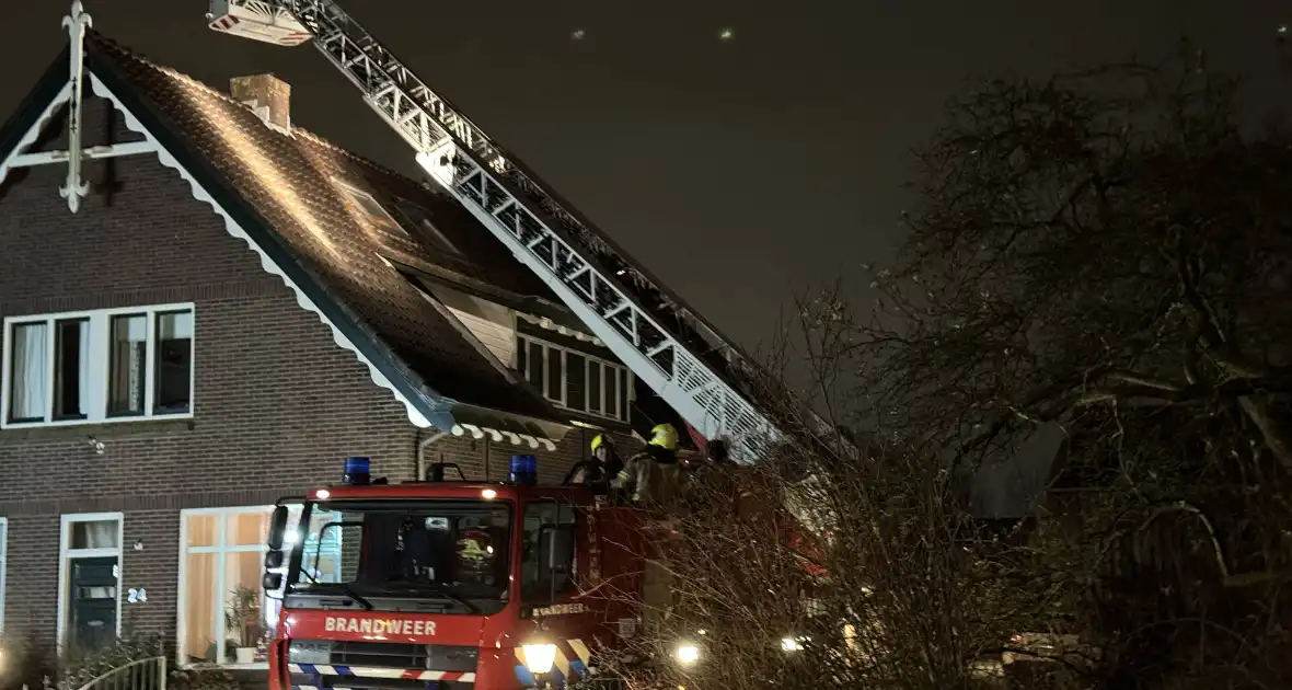 Brandweer veegt schoorsteen na schoorsteenbrand - Foto 2