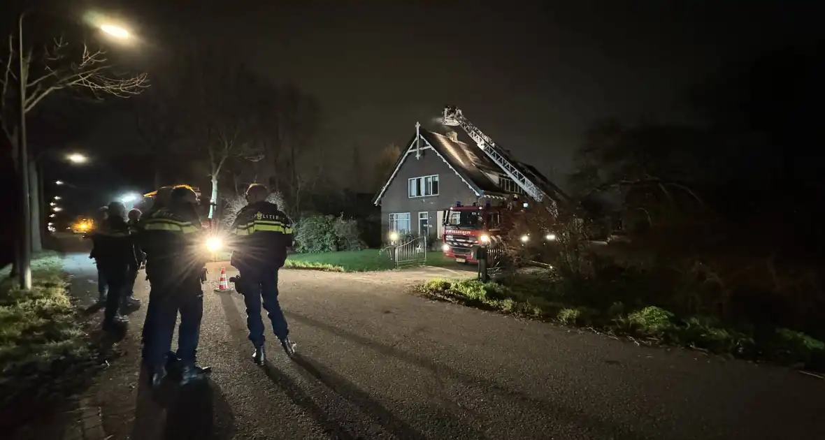 Brandweer veegt schoorsteen na schoorsteenbrand - Foto 3