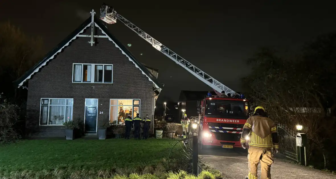 Brandweer veegt schoorsteen na schoorsteenbrand - Foto 5