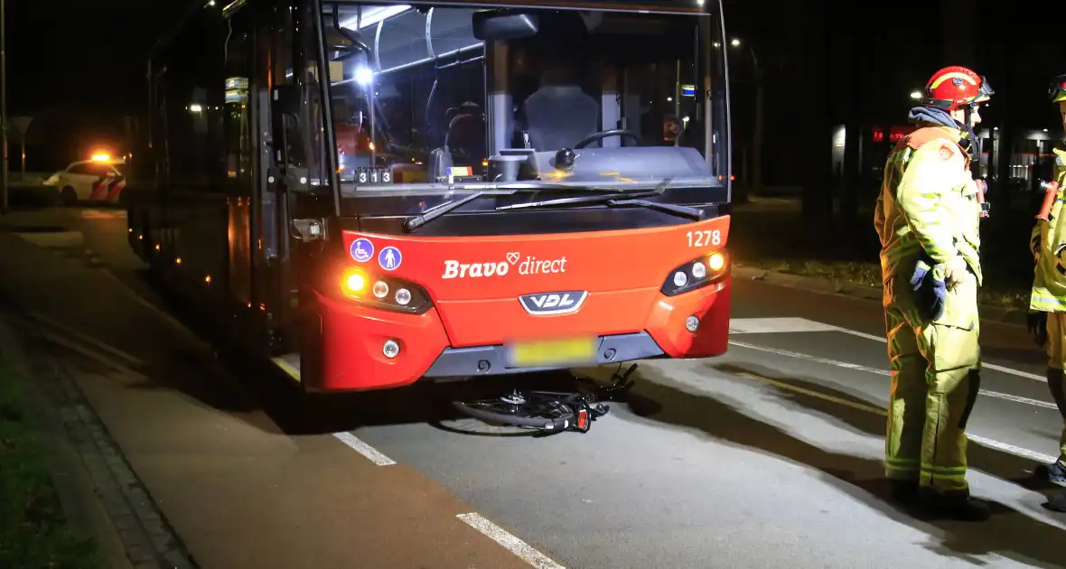 Fietser komt onder lijnbus terecht